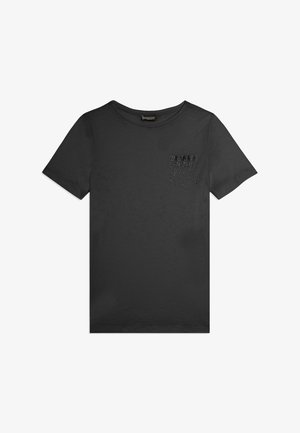 Maglietta nera a maniche corte con collo rotondo e piccola tasca decorativa con design borchiato e scritta "FREDDY" sul petto.