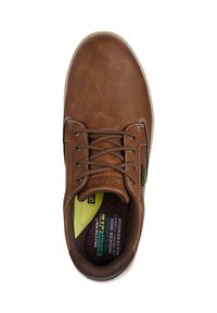 Zapato de cuero marrón con punta redondeada, diseño de cordones, costuras blancas y plantilla acolchada. Se destacan las características impermeables en el interior.