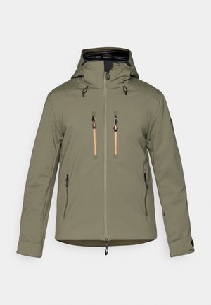 Zelená olivová bunda se zipem vpředu, dvěma kapsami na hrudi s oranžovými detaily a kapucí. Má vroubkovaný design na ramenou a nastavitelnými manžetami.