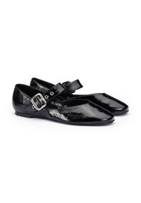 Ballerines en cuir verni noir avec un bout pointu et une sangle réglable dotée d'une boucle en argent. Texture lisse et design minimaliste.