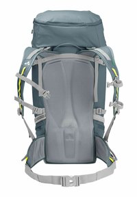 Zaino da trekking grigio con pannello posteriore strutturato, spallacci regolabili e un compartimento superiore. Presenta accenti grigi e gialli, con hardware robusto.