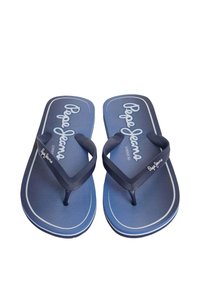 Siniset flip-flopit, joissa on teksturoitu jalkapohja, kumisen nauhat ja valkoinen reuna. Esittelee "Pepe Jeans" -logon selkeästi pinnalla.