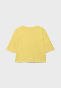 Gul cropped T-shirt med korte ærmer og rund halsudskæring, vist fladt mod en lys grå baggrund.