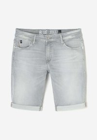 Lichtgrijze denimshorts met opgerolde manchetten, vijf zakken en een gestikt logo op de tailleband. Gladde textuur met lichte vervaging.