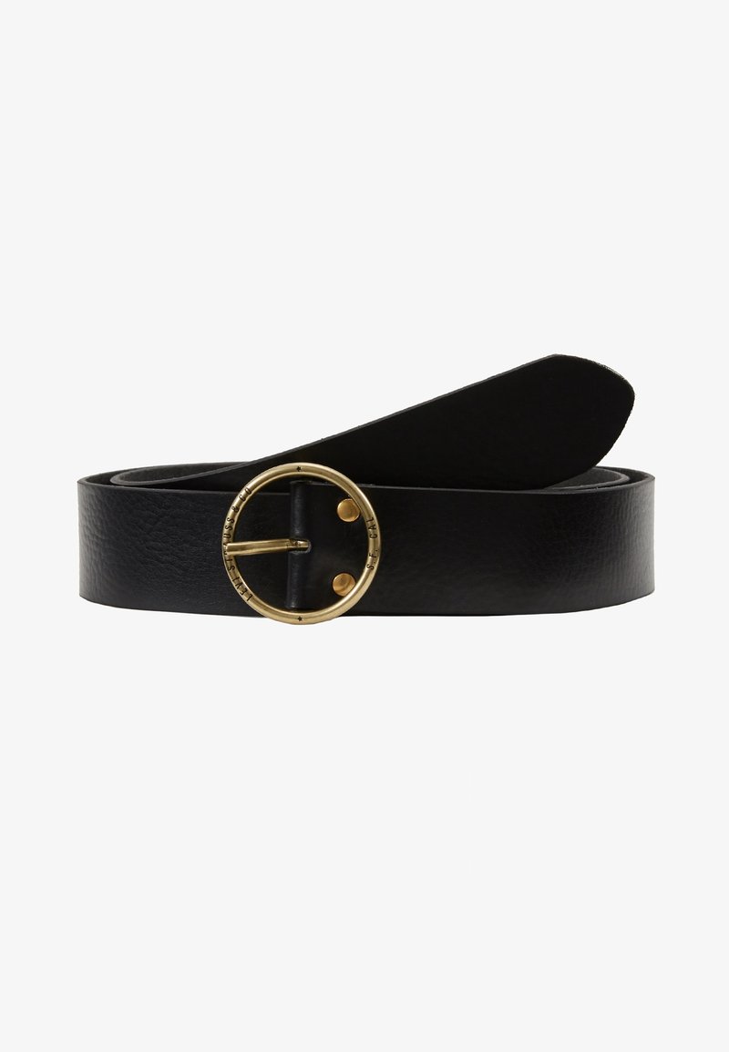 Ceinture en cuir noir avec une boucle ronde dorée comportant un petit texte gravé autour du bord, présentée enroulée sur un fond blanc.