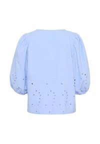 Blusa di cotone azzurro chiaro con maniche a sbuffo, scollatura rotonda e dettagli ricamati sul fondo con accenti a pois blu.