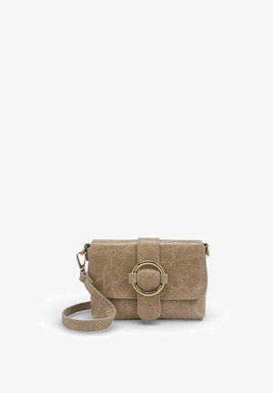 Petit sac bandoulière en cuir beige avec une grande boucle circulaire dorée et une sangle de poignet détachable sur fond blanc.