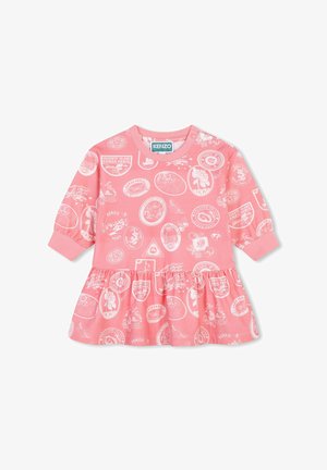 Robe longue à manches longues rose avec une jupe plissée, fabriquée en tissu doux avec des motifs circulaires imprimés blancs et un col rond.