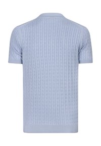 Světle modrý krátký svetr s texturovaným vzorem pleteniny typu kabel, s ribbovanými manžetami a lemem. Obsahuje klasický design límce polo.