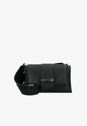 Bolso cruzado de cuero negro con cierre de solapa, herrajes de logo en plata y correa detachable con marca en relieve.