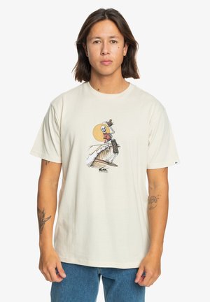 Cream-colored cotton t-shirt with short sleeves featuring a cartoon skeleton surfing with a sunset background and a wave design.