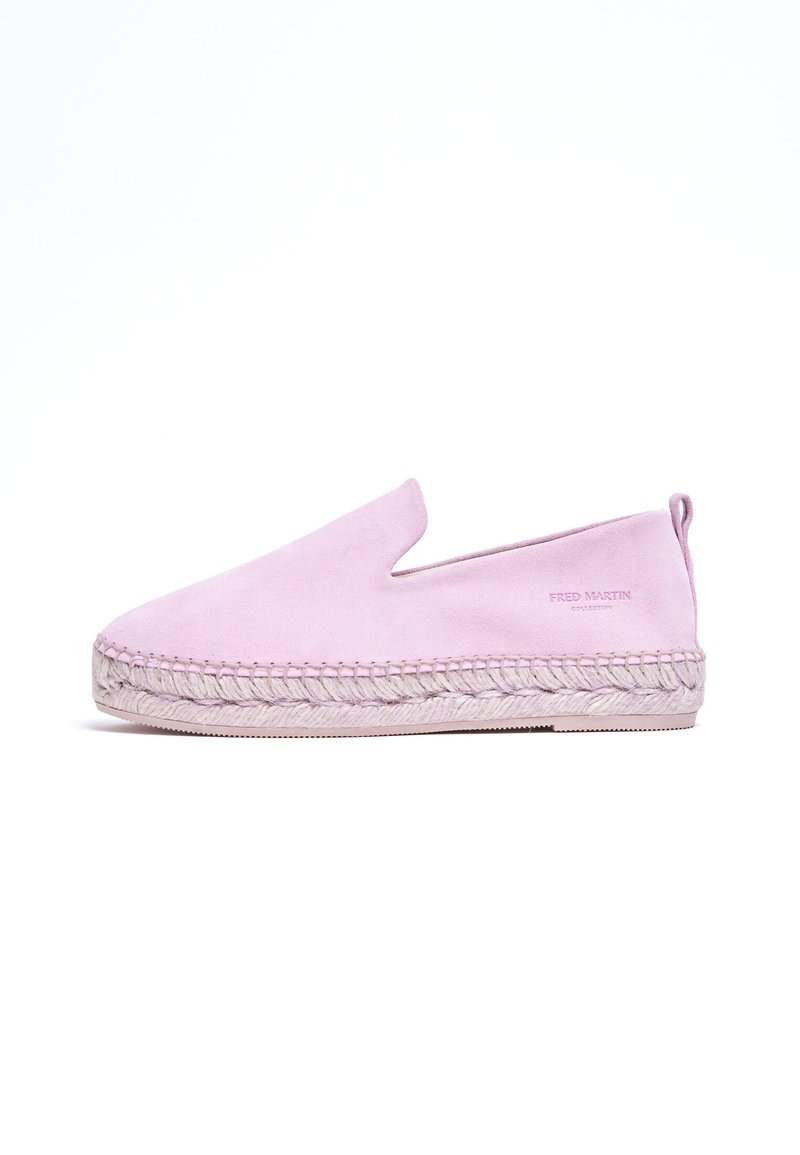 Scarpa slip-on in suede rosa chiaro con suola in juta intrecciata. Presenta un design con ritagli sui lati e un logo del marchio discreto. Suola piatta.