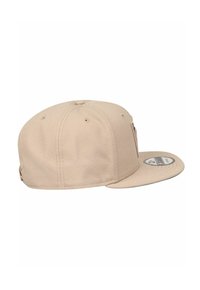 Cappellino da baseball beige realizzato in tessuto misto cotone, con visiera piatta, bottone in cima e dettagli cuciti sui lati.