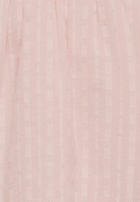 Ljust rosa tyg med ett texturerat mönster av små, upphöjda diamanter mot vertikala ränder. Mjukt, lätt material med en subtil lyster.