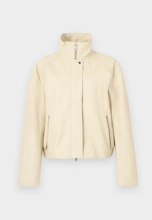 Veste en cuir beige avec un col haut, une fermeture éclair avant et deux poches latérales zippées. Texture lisse et design minimaliste.