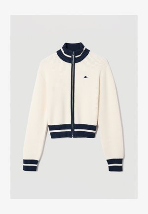 Chaqueta de punto acanalado con cremallera en color crema y detalles en marine, con un cuello alto, puños a rayas en contraste y un pequeño emblema en el pecho.