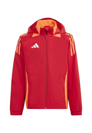 Veste de sport rouge avec une doublure orange, fermeture éclair intégrale, capuche et trois rayures blanches sur chaque épaule. Fabriquée en matériau léger et lisse.