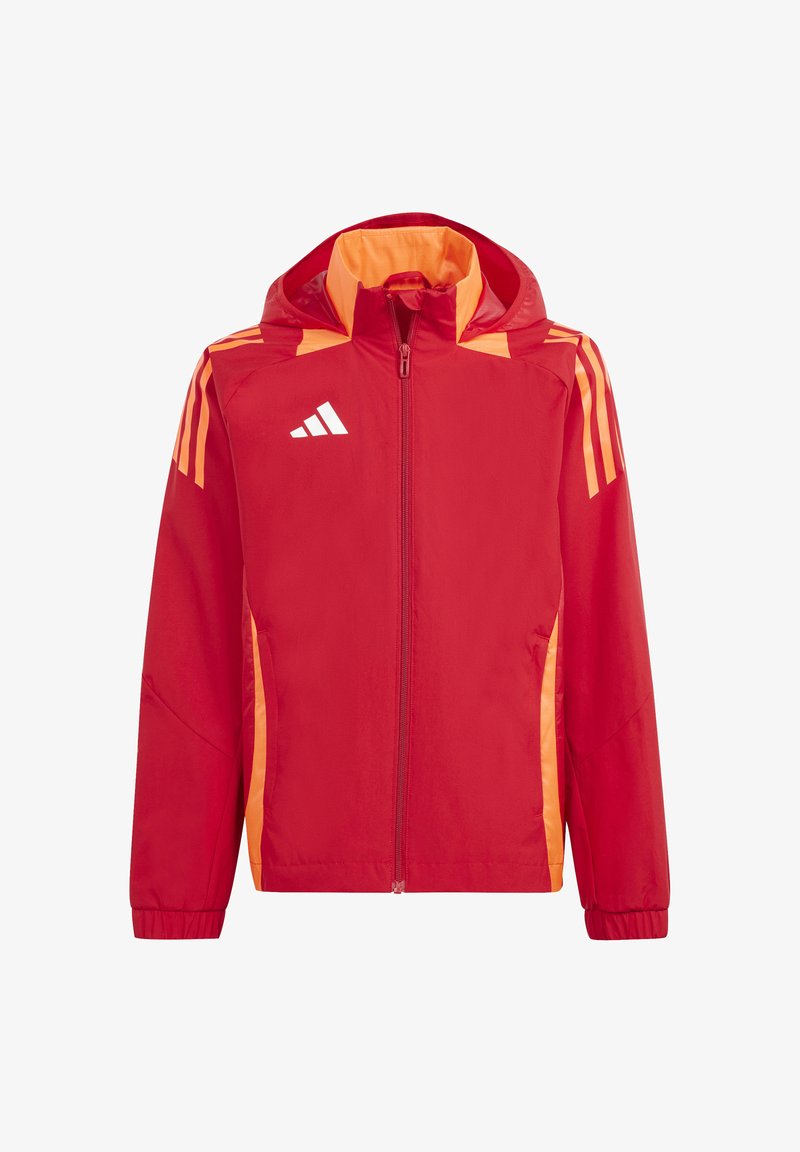 Rote Sportjacke mit orangefarbenem Innenfutter, durchgehendem Reißverschluss, Kapuze und drei weißen Streifen auf jeder Schulter. Hergestellt aus leichtem, glattem Material.