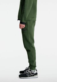 New Balance R W TECH - Pantaloni sportivi - kombu