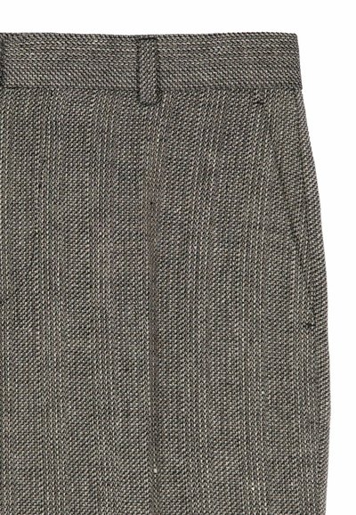 Pantaloni grigi a motivi con un tessuto texturizzato e un sottile design a spina di pesce, dotati di passanti per la cintura standard.