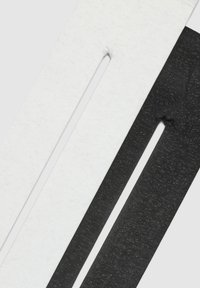 Białe i czarne paski materiału o gładkiej, teksturowanej powierzchni, z centralnym wycięciem do zapięcia.