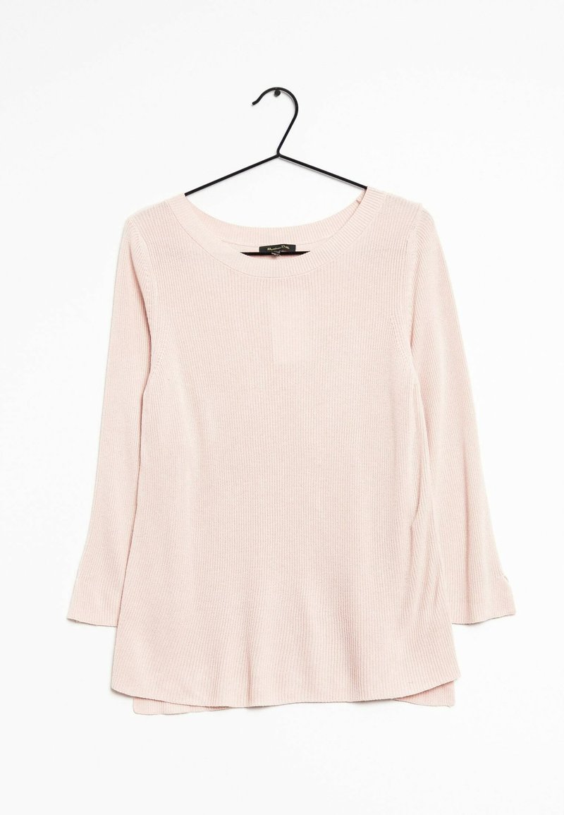 Pull en maille rose clair à manches longues avec un col rond, suspendu sur un cintre noir sur fond blanc.