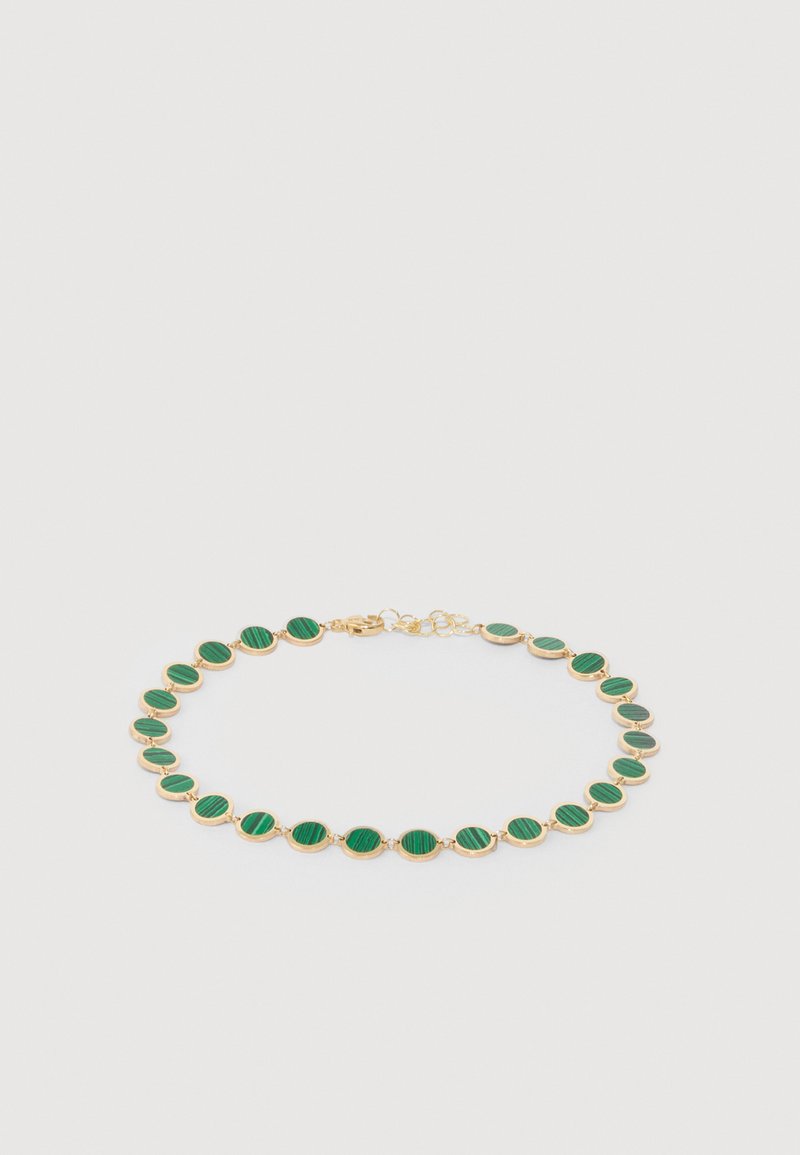 Collar en tono dorado que presenta enlaces ovalados de estilo malaquita verde con patrones a rayas, conectados por una delicada cadena y cierre.
