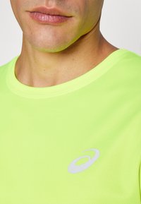 ASICS CORE TOP - Camiseta deportiva - safety yellow