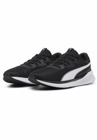 Zwarte sportieve schoenen van ademend mesh, met een witte accent aan de zijkant, een gevoerde zool en een gegroefde rubberen buitenzool.