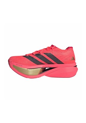 Scarpa da corsa Adidas rosa acceso con strisce nere, accento dorato sulla suola e intersuola spessa e curva per l’ammortizzazione.