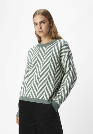 Suéter de punto suave, con rayas diagonales en verde y blanco roto. Cuello redondeado, corte relajado, con puños y dobladillo acanalados.