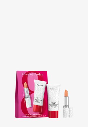 Tube de soin pour les mains crème Eight Hour d'Elizabeth Arden et rouge à lèvres nude à côté d'une boîte d'emballage rose et rouge de marque.
