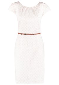 Robe blanche longueur genou avec un motif croisé subtil, des manches courtes, un col plissé et une fine ceinture marron à la taille.