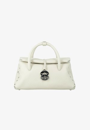 Bolso de cuero blanco con superficie texturizada. Cuenta con un cierre de metal negro, dos asas redondeadas y detalles perforados en los laterales.