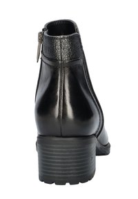 Zwarte enkelboot van glad leer met een lage blokhak, zijklep met rits en textuuraccenten bij de kraag.