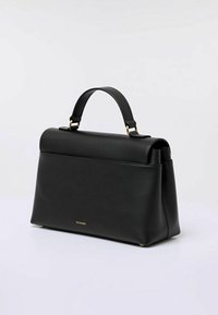 Svart läderhandväska med en strukturerad form, överhandtag och detaljer i guld. Slät textur och minimalistisk design.