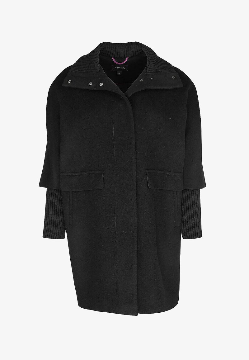 Manteau noir mi-long avec un large col, des boutons-pression, des manches longues côtelées et deux poches avant à rabat, présenté de face.
