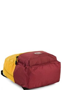 Mochila con un esquema de colores amarillo y burdeos, hecha de tela durable. Presenta un compartimento principal con cremallera y un diseño acolchado para mayor comodidad.