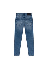 Jeans in denim blu con un fit slim, caratterizzati da una vita a media altezza, cinque tasche e una patch in pelle nera sulla cintura posteriore.