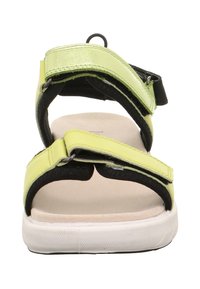 Zielono-czarna sandał z podwójnymi regulowanymi paskami, wyściółką na wkładce i białą gumową podeszwą. Posiada pętlę ułatwiającą zakładanie.
