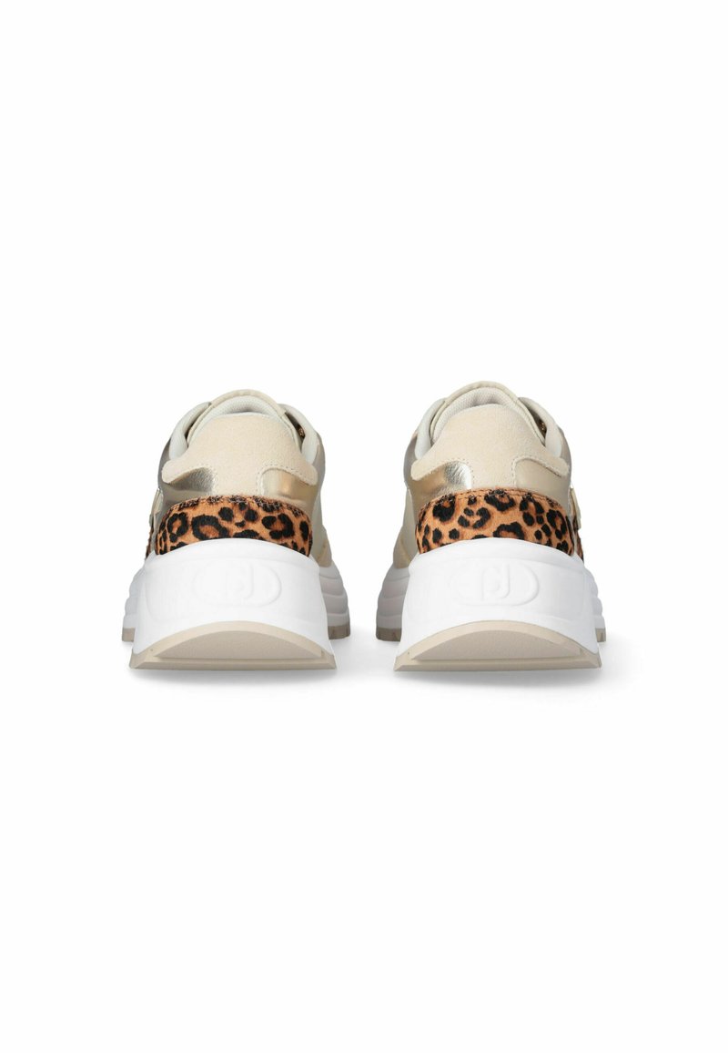 Zapatillas beige con un acento de estampado de leopardo en el talón, material superior liso y suela blanca gruesa. Diseño minimalista con un aspecto deportivo.