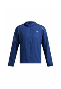 Chaqueta deportiva azul hecha de tela ligera, con cierre frontal con cremallera, capucha y bolsillos laterales. Sutiles acentos reflectantes a lo largo de las costuras.