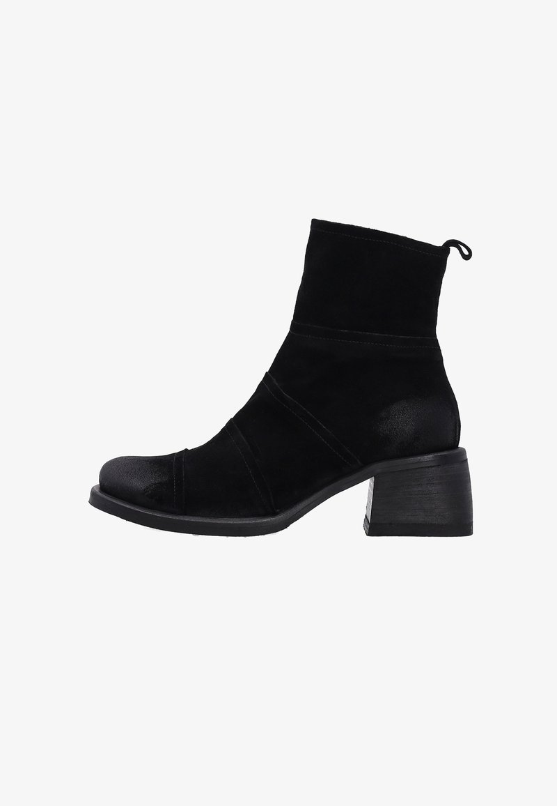 Czarna botka za kostkę wykonana z zamszu z gładką skórzaną noskiem, charakteryzująca się blokowym obcasem i pionowymi szwami, smukłym profilem oraz uchwytem.