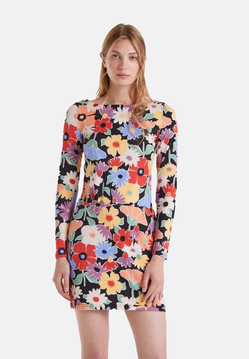Vestido de manga larga con un patrón floral multicolor sobre un fondo negro, con una silueta ajustada y escote redondo.