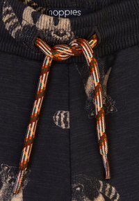 Dunkelgraue Sweatpants mit strukturiertem Stoff, einem Kordelzug in mehrfarbigem Muster und einem gedruckten Tierdesign.