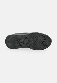 Suola di scarpa sportiva nera con una superficie in gomma testurizzata che presenta modelli di battistrada multidirezionali per presa e supporto.