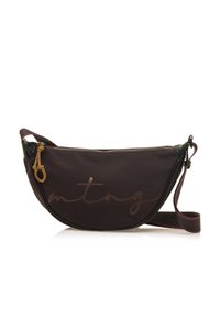 Borsa a spalla nera in nylon con forma curva, dotata di un logo marrone in corsivo, dettagli in catena dorata e tracolla regolabile. Texture liscia.