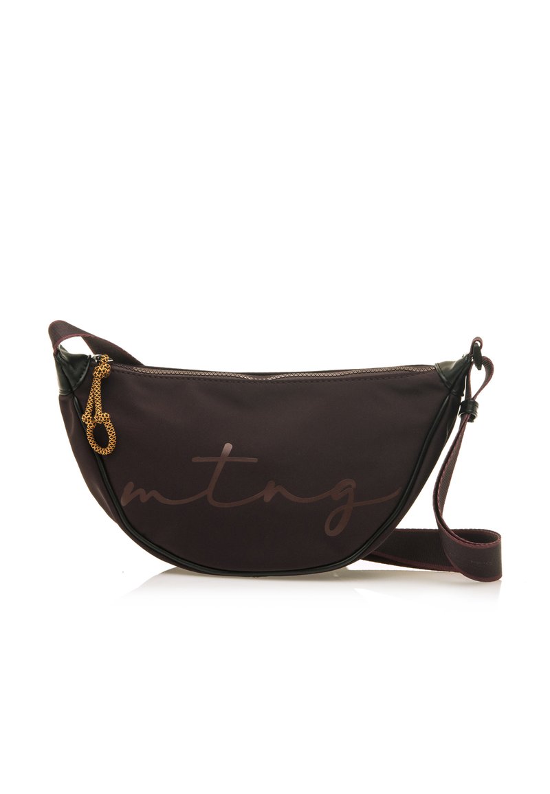 Borsa a spalla nera in nylon con forma curva, dotata di un logo marrone in corsivo, dettagli in catena dorata e tracolla regolabile. Texture liscia.