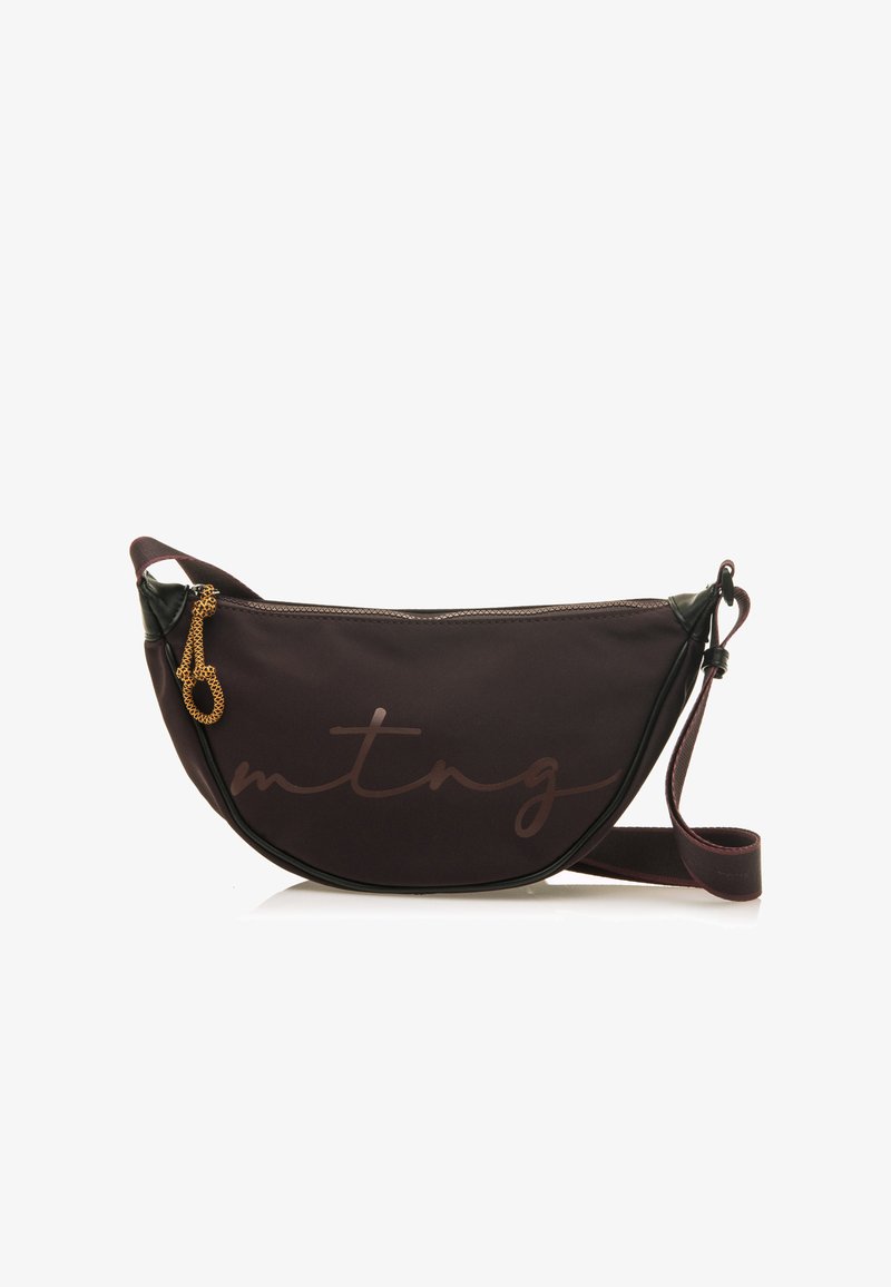 Schwarze Nylon-Schultertasche mit geschwungener Form, versehen mit einem braunen, geschwungenen Logo, goldenen Kettenakzenten und verstellbarem Träger. Glatte Textur.