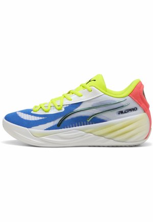 Multicolore sportieve schoen met een blauwe en witte bovenkant met groene accenten, een gestructureerde witte zool, en een felgele en roze hak.